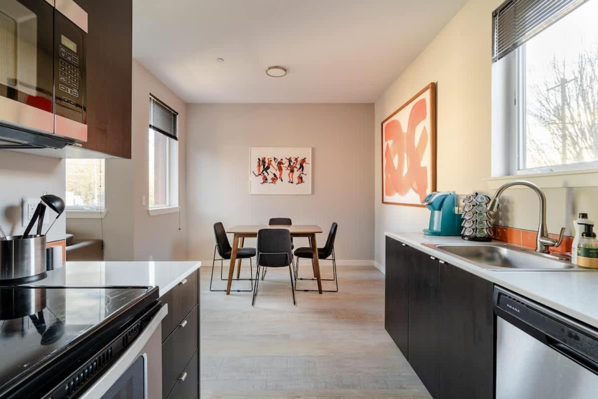 The Mid-century In - Thrift & Eat Apartment